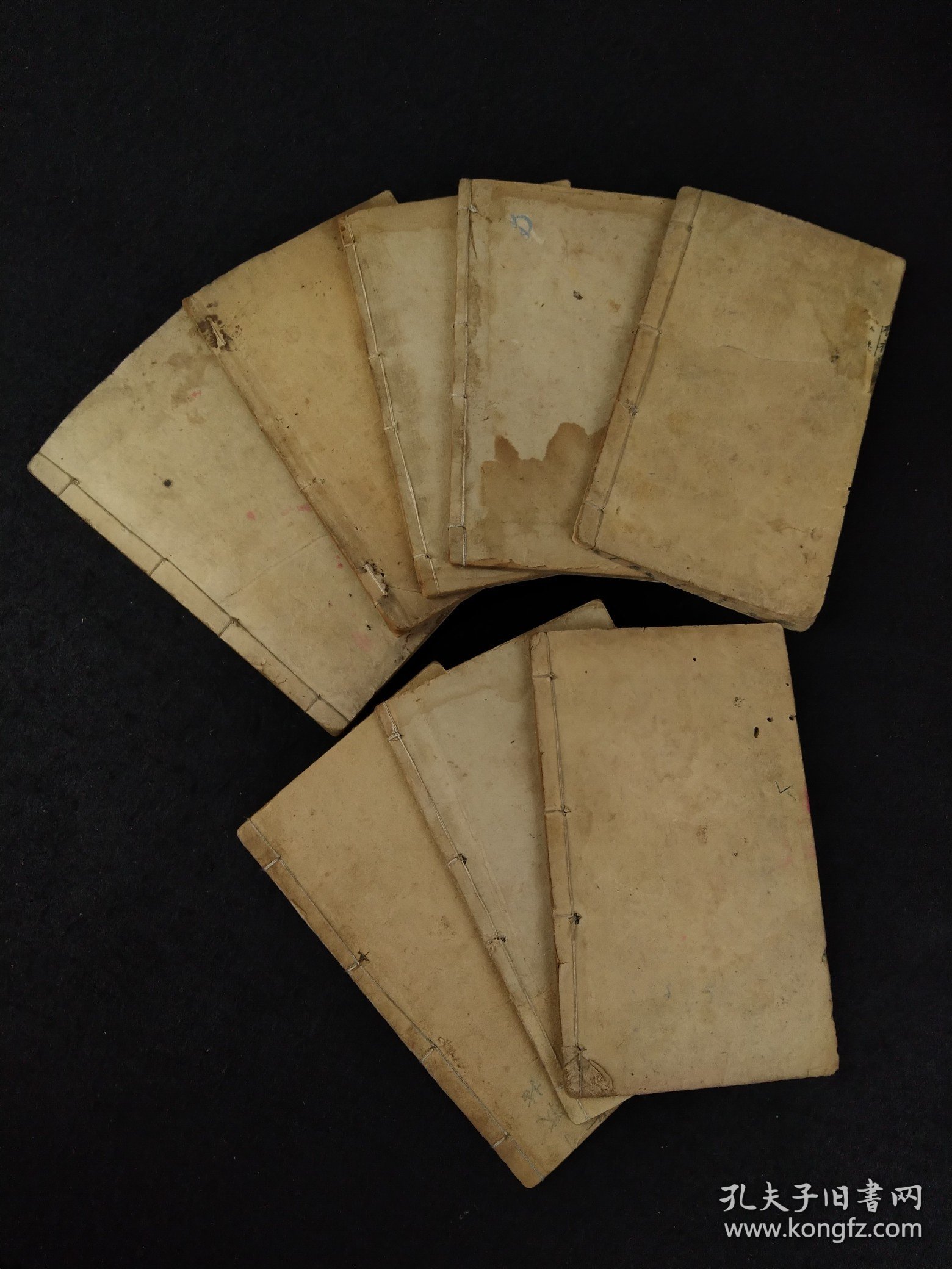 清代晚期【神机妙算铁版神数】全套八本、分:乾、坤、子、丑、寅、卯、辰、巳、午、未、申、酉、戌、亥、共十四集，完整无缺，为中国古代命理术数，包括了易卦、河图洛书纳甲、子平八字、紫微斗数七政四余几方面的知识相传由宋朝时的邵雍（邵康节）所发明后兴盛于清代铁板神数历来被认为是最高境界的算命术相传铁板神数大师仅靠算盘拨算几下以查条文形式批命便可尽泄天机尤其是六亲生肖一一道来应验无误，其准确率令人咋舌称叹。