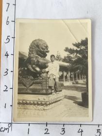 1954年中国人民解放军龚介福着50式军装与狮子合影照片(50-60年代中国人民解放军蓝国鑫相册)