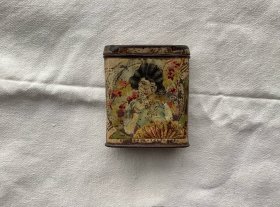 超值。民国旗袍美女老茶叶盒，民国经济茶场，漂亮有盒盖。上有茶庄地址在民国太原桥头街中国银行对面等文字。此为茶文化史料纪录。这个也是当年民国放一二两高级的茶叶的随身小茶盒。PS：百年老物品自鉴，要求完美者慎拍，介意品相者慎拍。不是新产品