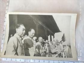 50年年代周总理彭真等在天安门城楼1.背后有云南省图书馆印章