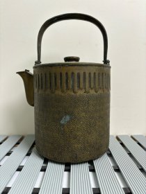 日本回流 手工锤目纹百年老铜壶 包浆到位 尺寸高25公分，金正堂款，内熏银工艺，表面有铜锈如图