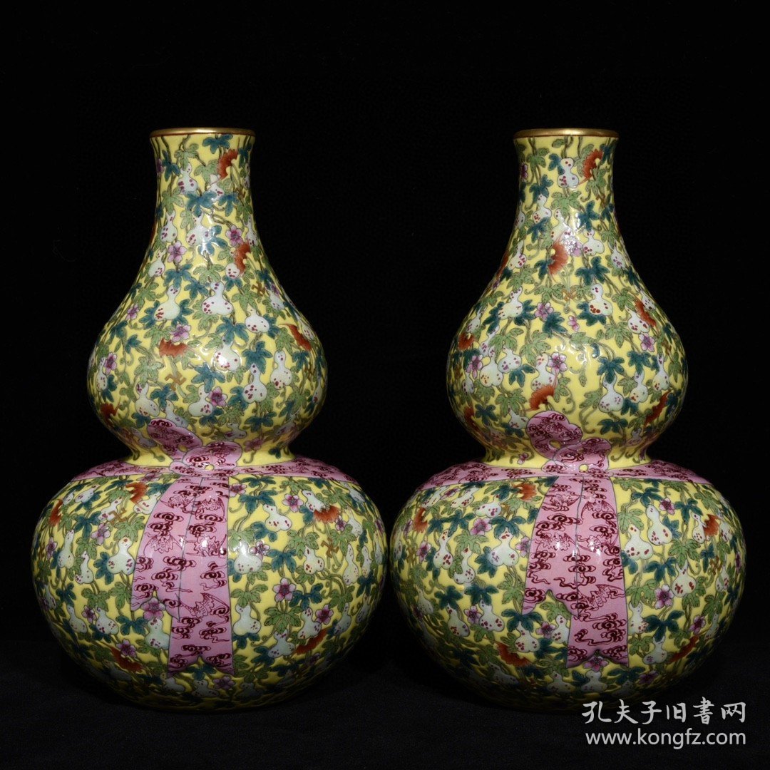 清乾隆黄地粉彩多子多福绶带葫芦瓶一对，高23厘米直径15厘米
