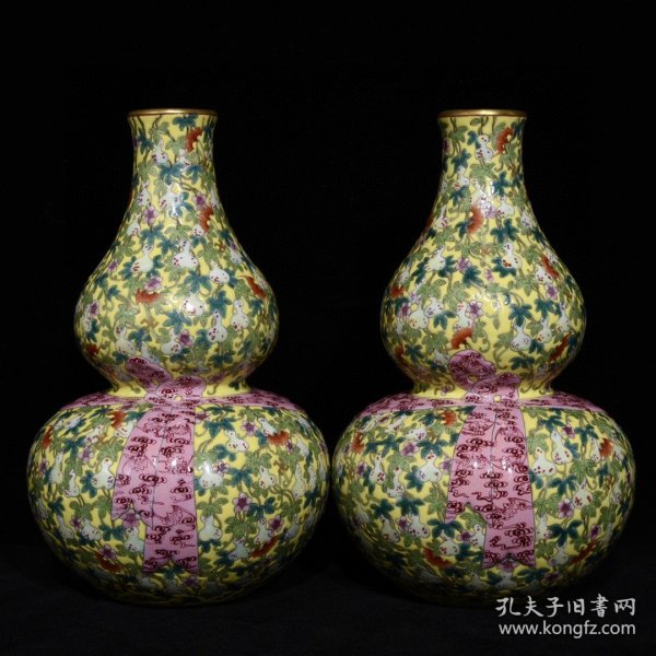 清乾隆黄地粉彩多子多福绶带葫芦瓶一对，高23厘米直径15厘米