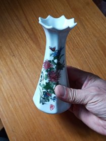 80年代秋意正浓菊花八棱花瓶(直径7cm高15cm)