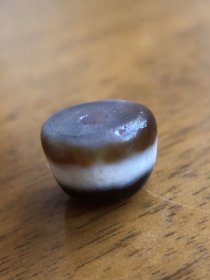 老玛瑙白条纹珠，径1.13、高0.82厘米