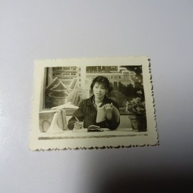 老照片–漂亮女孩坐在书桌前留影（1978年10月）