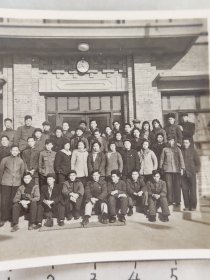 50-60年代电机制造工业部计划司干部在办公楼前合影照片二排右四为汤国辉1.大门顶部有挂钟(云南大学经济学院教授汤国辉相**册，1928年生于桂林。1952年毕业于广西大学会计银行系，参加土改立功获奖章。先后在一机部东北办事处、电机制造工业部计划司、昆明电机厂从事管理工作27年；1979年调入云南大学工作，教授，历任民革云南省委委员、参政议政工作委员会主委，省政府参事)