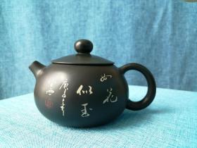 云南省建水紫陶茶壶精品（阴刻阳填工艺，无釉磨光）建水紫陶西施壶，全手工制作，手感温润，出水流畅，断水迅速，带收藏礼盒。识者随缘，仅此一把！名家尘西题如花似玉，配画精美。 非紫砂茶壶，非机制茶壶！