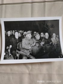 七十年代新闻照片：许世友将军在活动现场（尺寸：20.5X15CM）