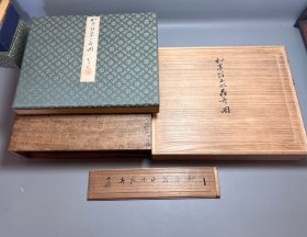 【泷和亭】逸品十二图册页
名称：老字画【山水花卉册】老作品，【原装双木盒】
画家：泷和亭
材质:娟本绫裱册页
规格：17.5*23.5*12幅【有16幅空白】（画心尺寸cm）
22*27（册页尺寸cm）
品相：如圏老旧，黄斑，
【沈和亭】（1830-1901）本姓官，名谦，字子直，号当
田、耕香馆、红雪香处等，江户人。日本知名画家，被誉为南画坛的奇才。