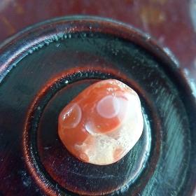 这个珠子像可爱的猴头，2个大眼睛，奇石！这颗粉色的非常稀有！包真南红原矿！长1.3厘米，纯天然南红玛瑙，