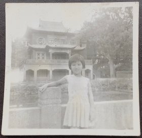 福州老照片，七十年代，福州鼓山迴龙阁，小女孩留影