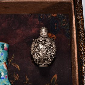 清乾隆珊瑚绿地珐琅彩福寿天球瓶 盒高27.5厘米 宽27厘米 瓶高19厘米 宽12厘米