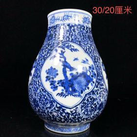 康熙年制青花开光花鸟纹尊瓶，四面开光，绘四季花鸟纹，绘画生动古朴，神采奕奕，栩栩如生，瓷釉润泽凝重，磨损自然，成色如图，保存完整。