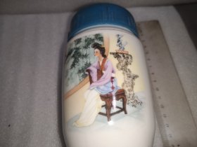 七十年代，绘有西厢记人物的瓷杯，未使用，很漂亮
