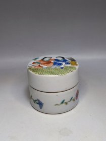 清代粉彩印泥盒，文房用品，人物故事题材。