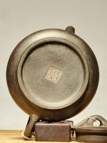 精致紫砂壶 包浆浓厚 砂质一流 器型精美 品相完好 收藏使用均可。