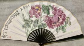 【保真】仇传澄， 1968年生于山东淄博，1991年毕业于山东省轻工美术学校，2008年就读于中央美术学院中国画造型艺术创作班，现为中国美术家协会会员，辽宁省美术家协会理事，盘锦市美术家协会副主席，国家二级美术师，辽河画院副院长。山东省中国画学会理事，山东省美术家协会花鸟画艺委会委员，淄博市美术家协会副主席，淄博市中国画学会副会长，成扇 《大富贵图》