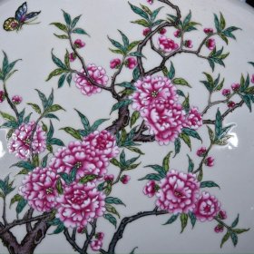 清乾隆粉彩花蝶纹扁瓶，高32厘米，直径26厘米.