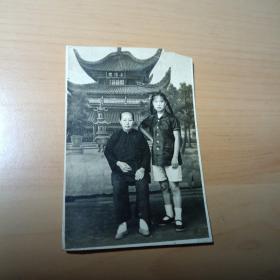 老照片–岳阳楼前二人合影（右边站立的女孩留有两条辫子）