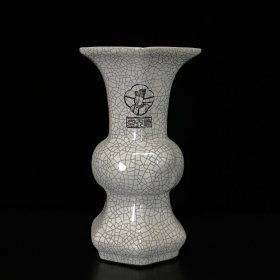 宋哥窑御题铭文雕刻宋徽宗头像花觚 大宋哥窑款 13x23厘米 DD