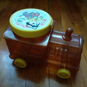 老玩具 食玩 80 90年代怀旧收藏 喜之郎 高钙果冻 玩具车 火车玩具 1998年生产 车盖有提手可提起 车四角有破已拍出 成色如图