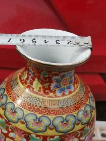 雍正年制珐琅彩瓶一个，画工精细漂亮，难得少见，品相完好