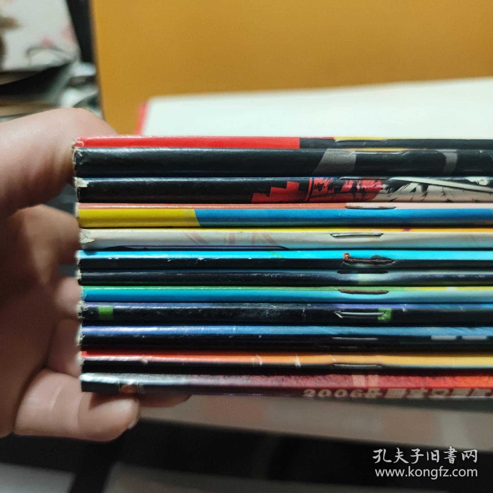 科幻世界2006年1、2、3、4、5、6、7、8、9、10、11、12期 全12期，另加1本2006年增刊中国科幻银河奖特刊（共计13本合售）每一本都有中间的插图4页，有一张海报，不知道是哪一期赠送的，第6期书口上方有一点水印痕迹，其余品相都可以，刘慈欣小说三体世界连载，详细参照书影