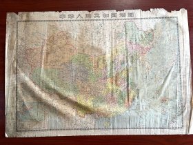 距今近五十年：1975年北京地图出版社·发行的《中国地图》78 X 52CM，（由于收藏时间较长，上端沿边缺损，且定为七五品相）。（注：为了便于客户仔细阅读，特予洒水喷淋，托平展示图片照片）