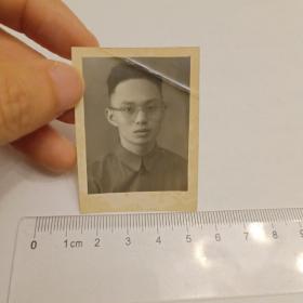 建国初戴眼镜男子照片