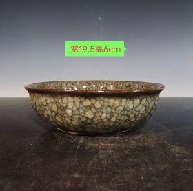 宋官窑小开片瓜棱笔洗，全品无残，品相完整，成色如图