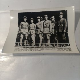 老照片新闻照片抗日这是周恩来和新四军部分领导人在皖南的合影。左起：陈毅、粟裕、傅秋涛、周恩来、朱克清、叶挺（新四军军长）。