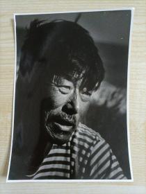 【同一来源】约九十年代摄影师齐建国拍摄并签名题跋文字《大海的儿子》原版黑白照片1张