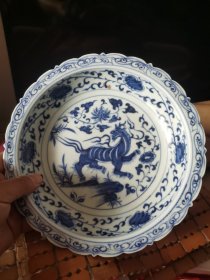 晚清仿明代大明宣德年制麒麟缠枝花卉纹图花口青花盘，画工精湛，釉水丰润，画工精湛，全品无损。