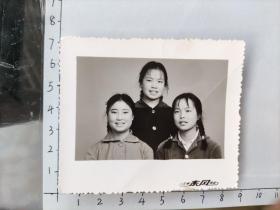 60年代三粗辫子美女合影泛银照片