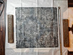 唐 “贞元三年”款光宅寺沙门明远书刘氏墓志铭 ​该墓志铭的书法秀美俊逸，完全为“兰亭”格调，墓志所书十七个“之”字，如“兰亭集序”一般，无一雷同，为不可多得的唐代书法精品。 ​此志‮款落‬为贞元三年（787 年）十一月，由光‮寺宅‬沙门明‮亲远‬自撰写。亡者为唐骠‮大骑‬将军行右监门‮兼卫‬知内侍省事‮将大‬军清‮郡河‬开国公孟‮夫公‬人彭城郡刘氏。其中值得关‮的注‬是刘氏嗣七子，其中三‮道子‬贲