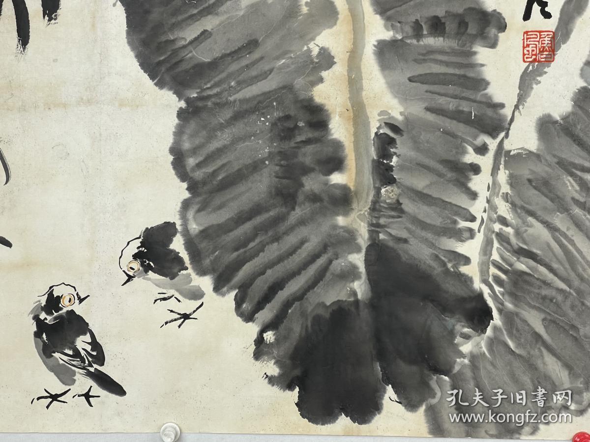 鲁 风    122/82   托片
   1939年生于山东鄄城，原名杨守森。中国花鸟画家。1964年毕业于贵州大学艺术系。从事工艺美术设计16年，1980年成为专业画家。曾先后在国内外发表作品近千幅，在贵州、宁夏、天津、高雄、山东、北京等地举办个展。作品入选全国六、七、八届美展。有《鲁风花鸟画集》两种发行。现为贵州省政协八届委员、贵州美协副主席、贵州花鸟画研究会会长、