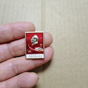 毛主席小像章，四方，一月革命胜利万岁，品相如图