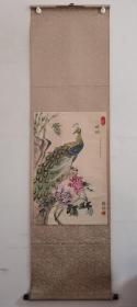 h.0339D钱玲珶。江苏南京画家《远眺》工笔画孔雀图，题材不多，九十年代原装裱立轴作品。品相差点如图。底轴摇晃，保真手绘作品，画芯尺寸65x42