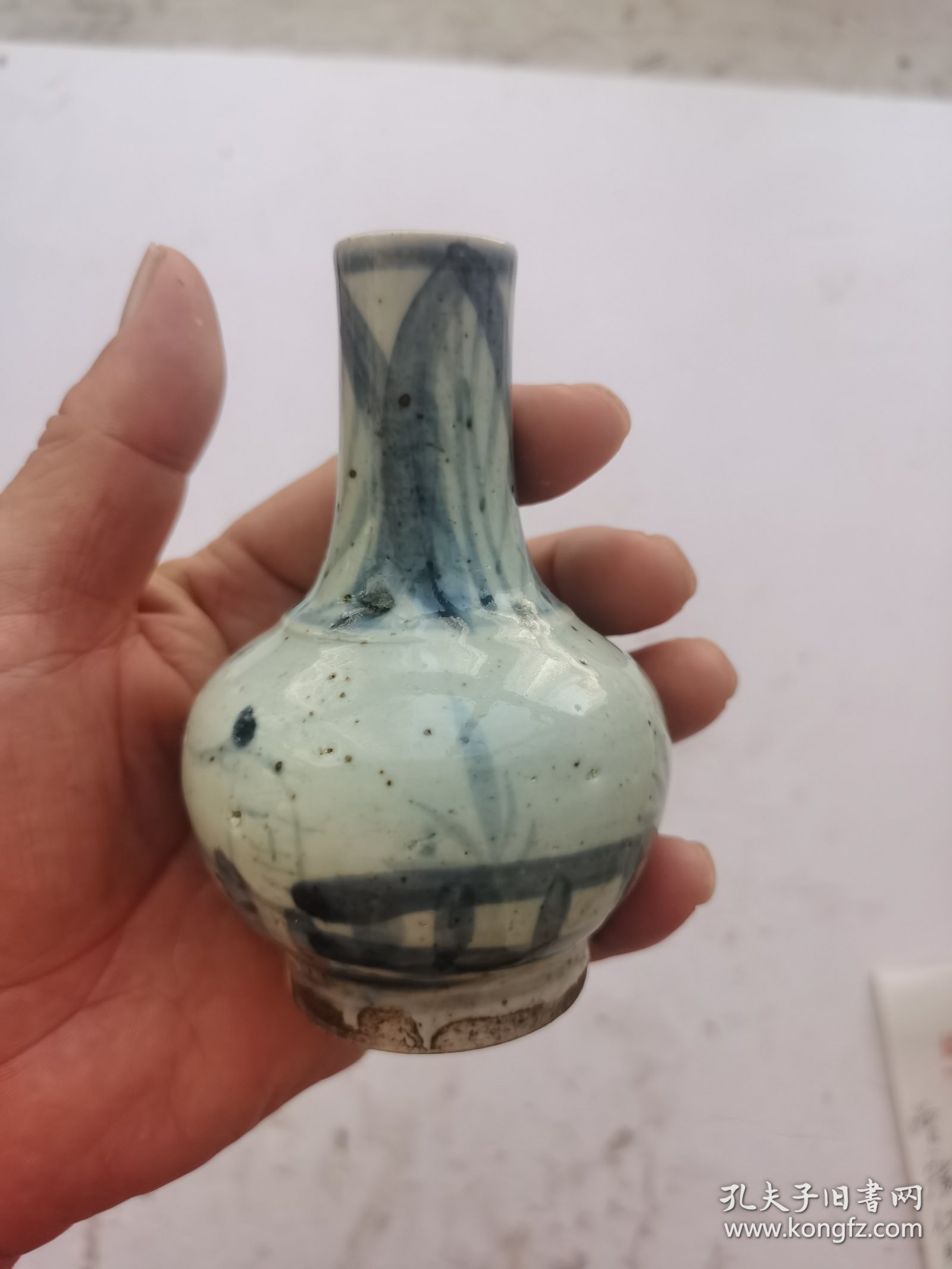 明代·兰青花小天球瓶，明兰青花画功古朴典雅，包浆厚重，精美漂亮！尺寸：直径7cm ，高 11Cm。