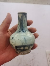 明代·兰青花小天球瓶，明兰青花画功古朴典雅，包浆厚重，精美漂亮！尺寸：直径7cm ，高 11Cm。