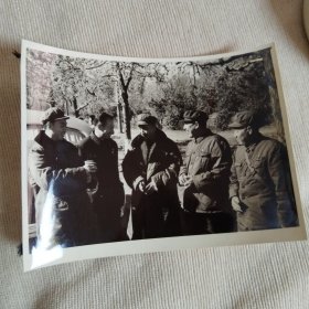 老照片。1971年吉林省军方代表与沙家浜主演郭指导员扮演者谭元寿京剧大师交流。