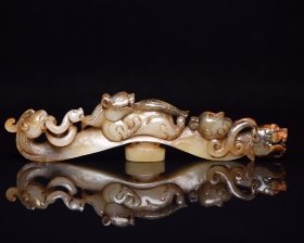 和田玉龙勾   规格:   13.8×3.3×1.7厘米   重   83克。