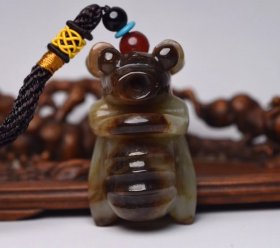 和田玉蝉佩 规格: 6.0×3.6×2.9厘米 重 93克。