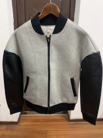 浅灰白色混搭黑色类皮袖童棒球服夹克 S码 衣长约为62CM 胸围约为45CM 袖长约为45CM