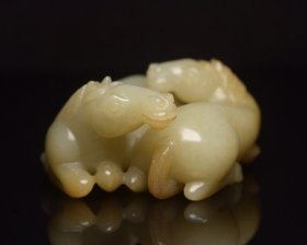 和田玉双马      
规格: 8.1×6.3×3.6厘米，重 226克。