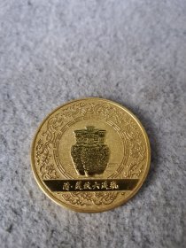 纪念章·莲纹六连瓶·福建博物馆，成色还新，直径4.5厘米，厚实重37克。