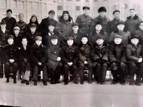 1984年庆祝大同发电总厂二电厂二号机组投产发电合影留念（长73.5厘米，宽20厘米）