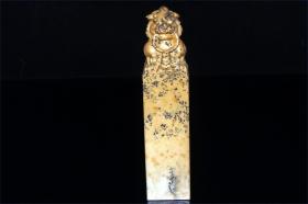 大印章 纯天然  黄木水草石   瑞兽呈祥  570g  水草纹路清晰，天然色彩，底子干净纯洁，属于上品水草石，看起来像木头一样的石头，真是感叹大自然的神奇（精品，非常漂亮）！！！