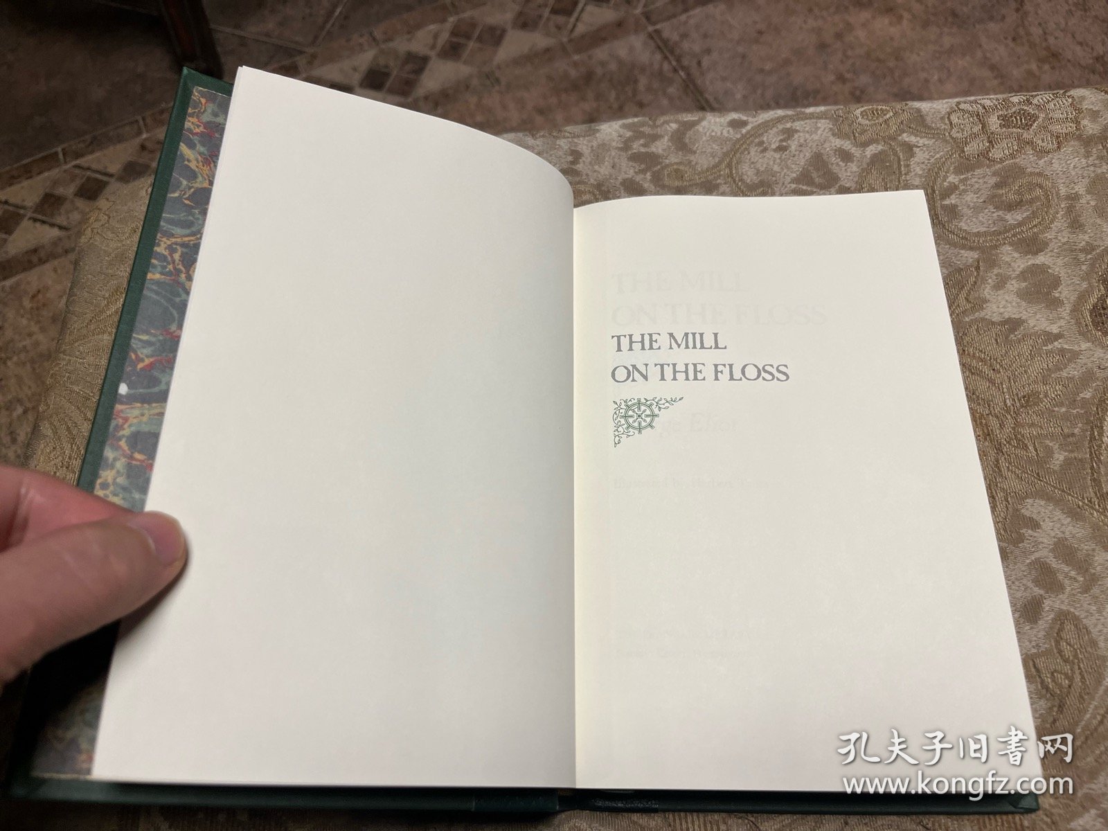 《弗洛斯河上的磨坊》 The Mill On The Floss乔治艾略特Eliot的经典小说，描绘了19世纪英国乡村生活的变迁与人物命运的纠葛。小说围绕弗洛斯河畔的磨坊，讲述了一对兄妹因社会阶层差异和爱情选择而渐行渐远，最终悲剧收场的故事。作品深刻反映了当时社会的阶级矛盾与人性复杂…富兰克林Franklin 出版社1/2真皮限量收藏版，早期无酸纸精品。